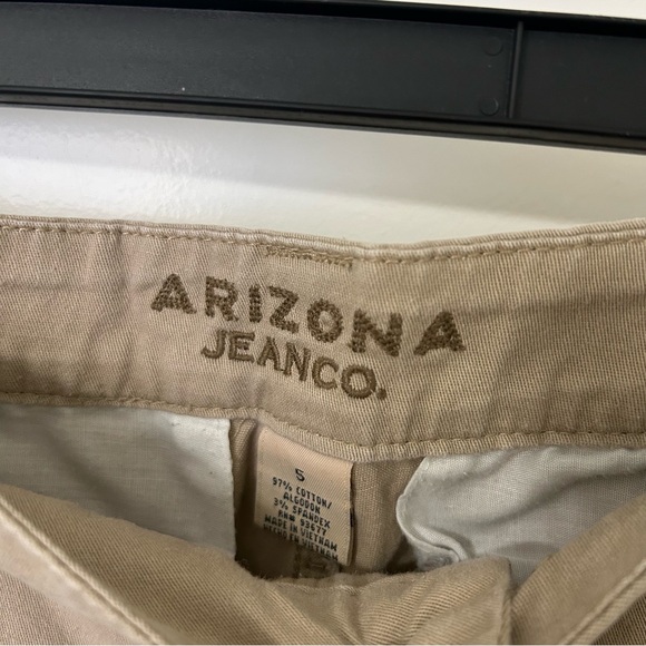 Arizona Jean Company Women's Tan Beige Khaki Capri Bermuda Shorts Size 5 Juniors - Picture 2 of 3